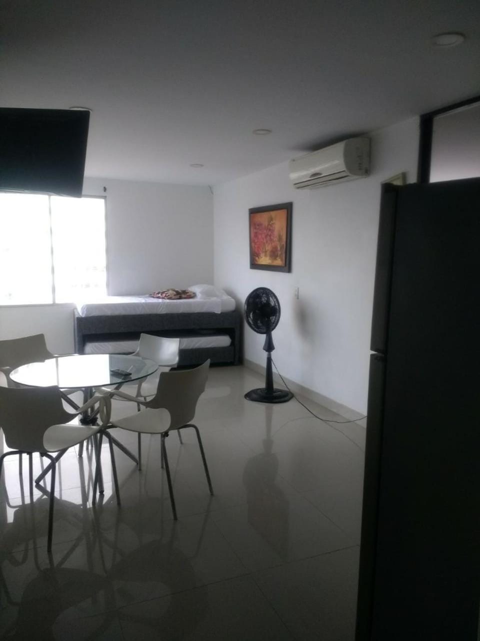 TV and multimedia, Living room, Lounge or bar, Seating area, Dining area
