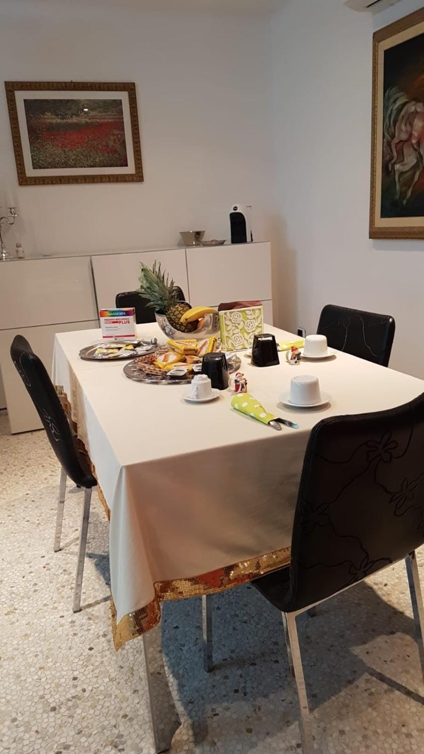 Food and drinks, Dining area, Food, Breakfast