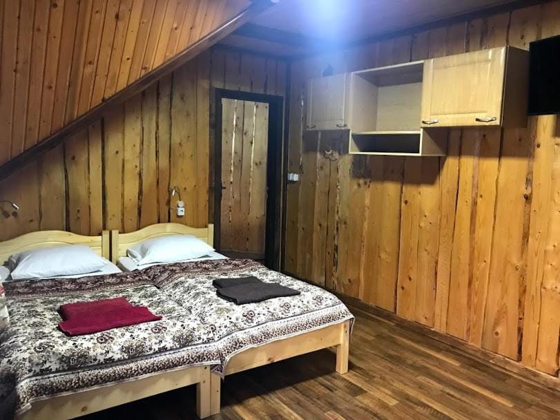 Bed, Photo of the whole room, Mountain view, Inner courtyard view, internet, locker, towels, wardrobe