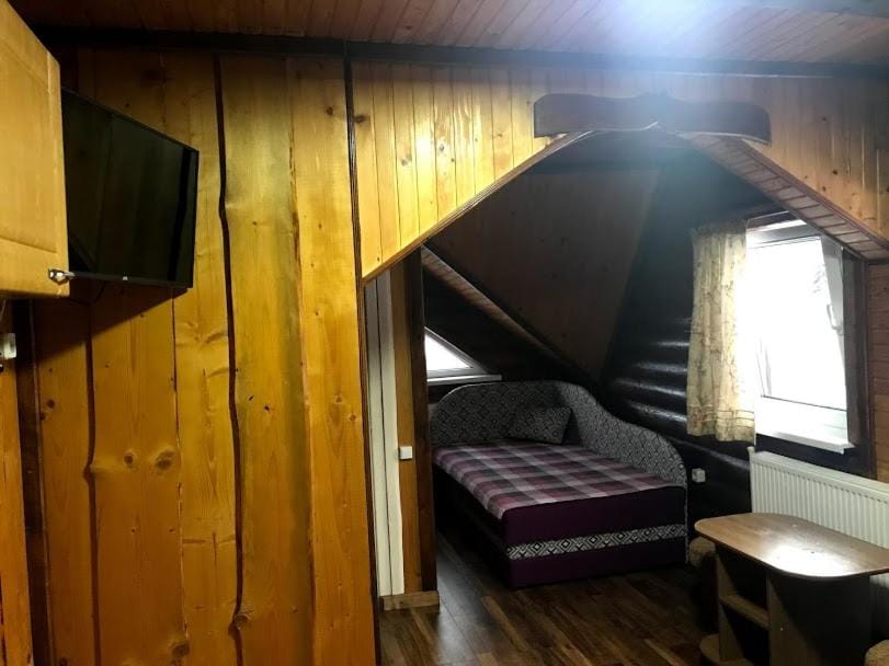 Bed, Photo of the whole room, Mountain view, Inner courtyard view, internet, locker, towels, wardrobe