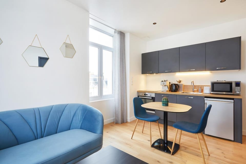 Coffee/tea facilities, Kitchen or kitchenette, Seating area, Dining area