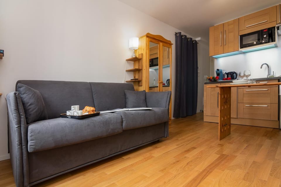 Kitchen or kitchenette, Seating area