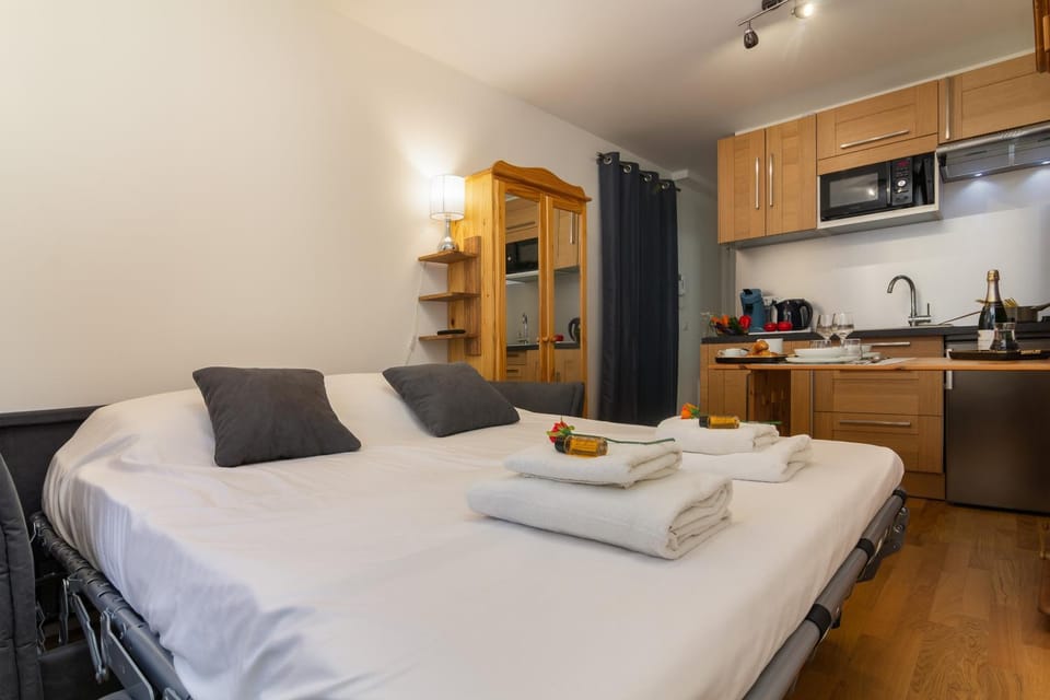 Bed, Kitchen or kitchenette