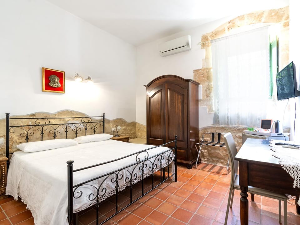 Bed, TV and multimedia, air conditioner