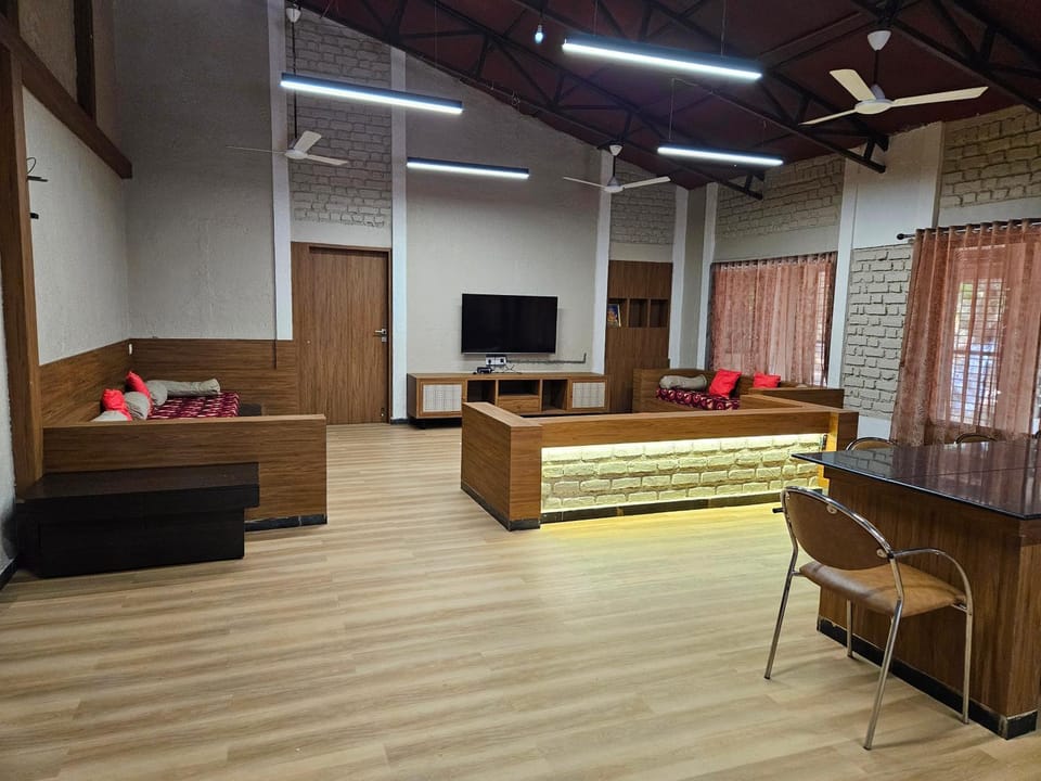 TV and multimedia, Living room, Seating area, Evening entertainment