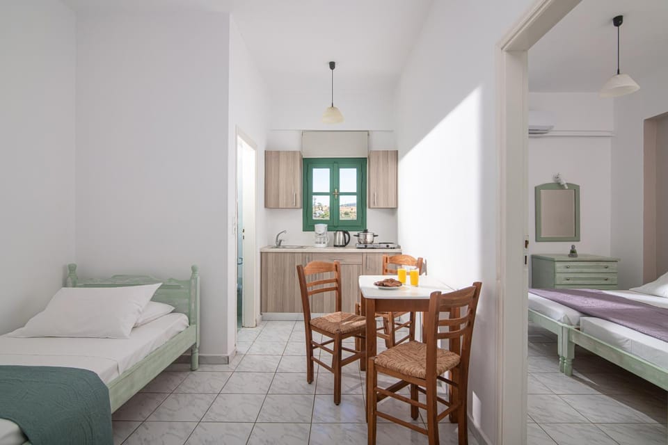 Bed, Coffee/tea facilities, Kitchen or kitchenette, Living room, Seating area, Dining area, Bedroom