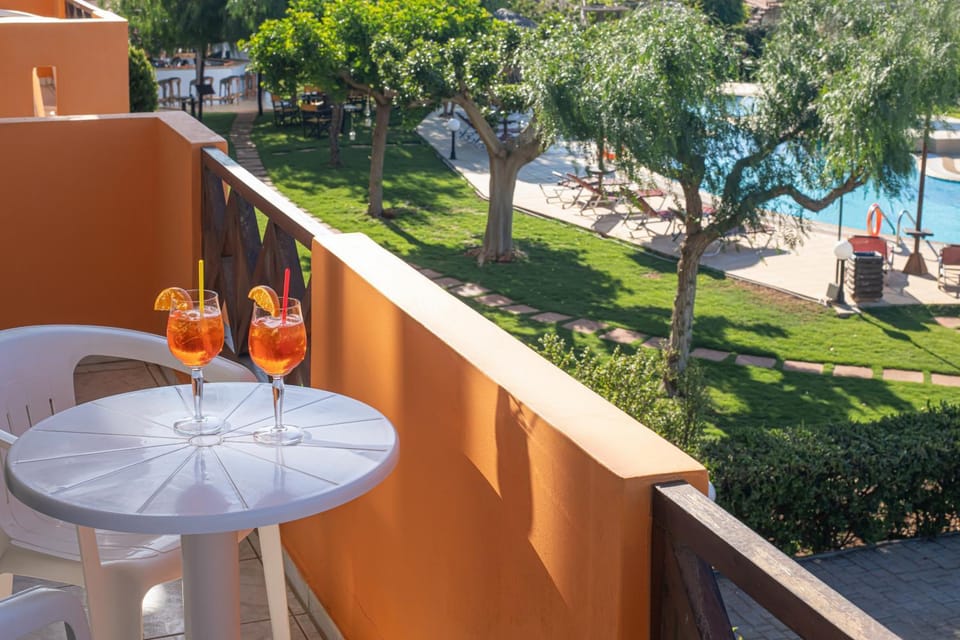 View (from property/room), Balcony/Terrace, Garden view, Pool view