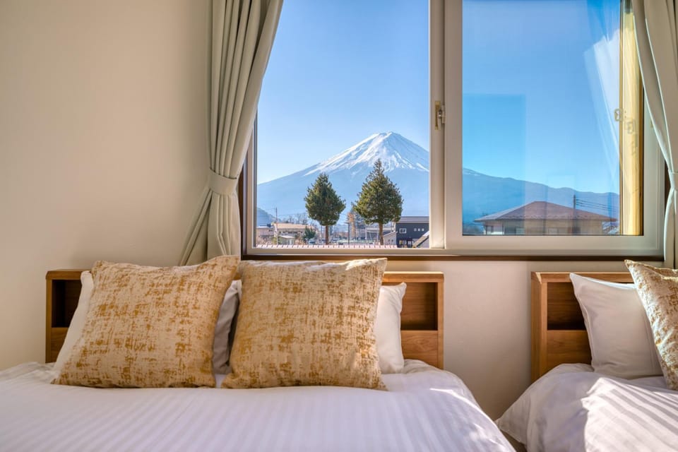 Bedroom, Mountain view