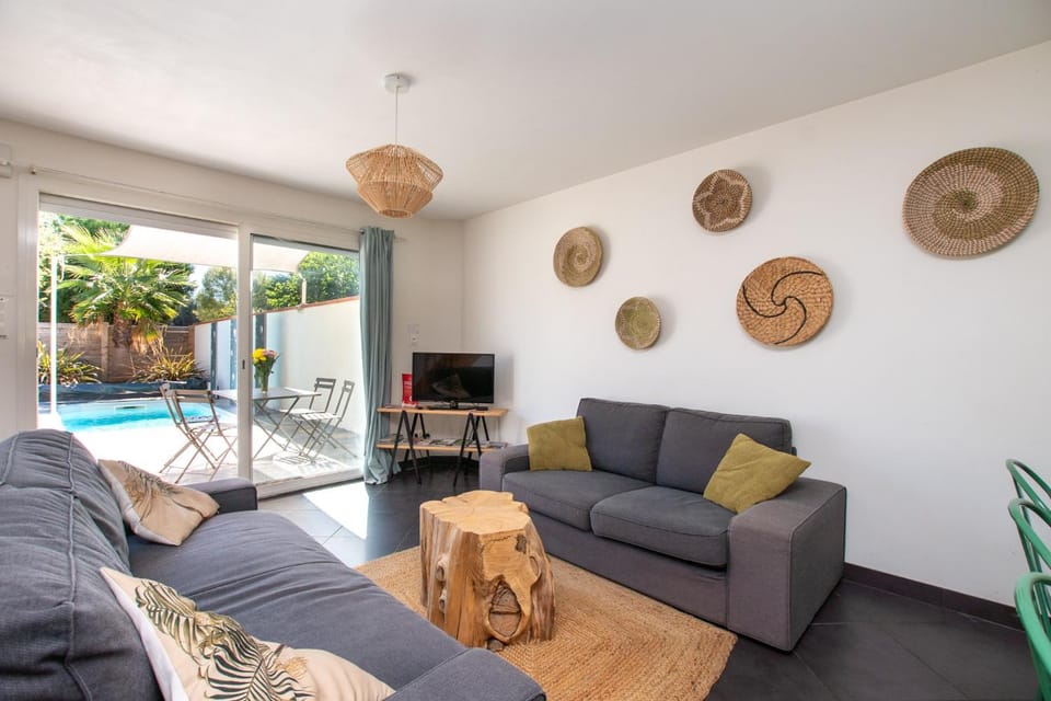 Living room, Decorative detail, Seating area, Pool view, pet friendly