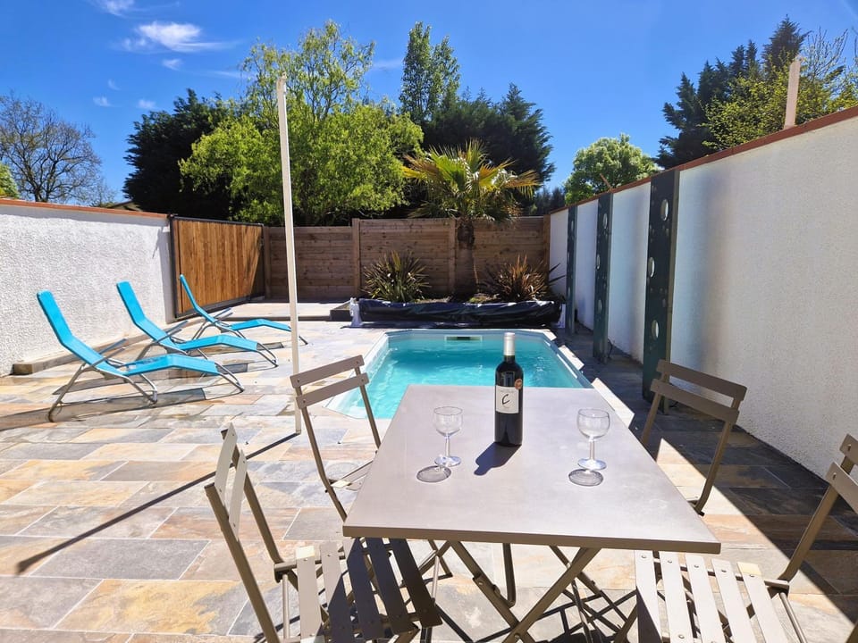 Patio, Day, View (from property/room), Balcony/Terrace, Dining area, Pool view, Swimming pool, sunbed