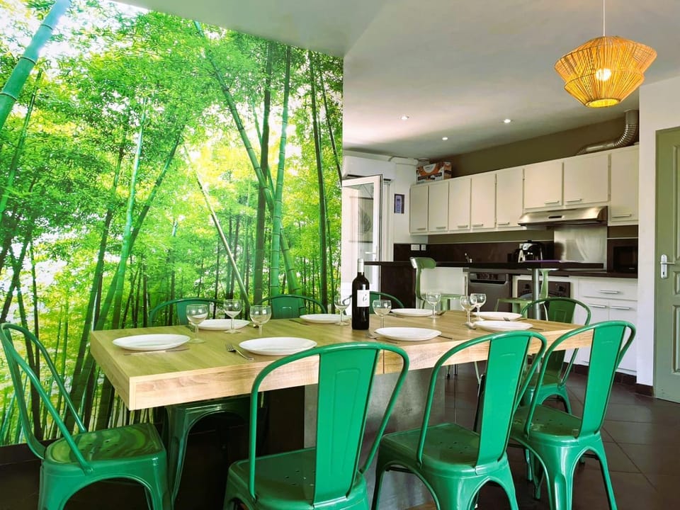 Dining area, Meals, kitchen