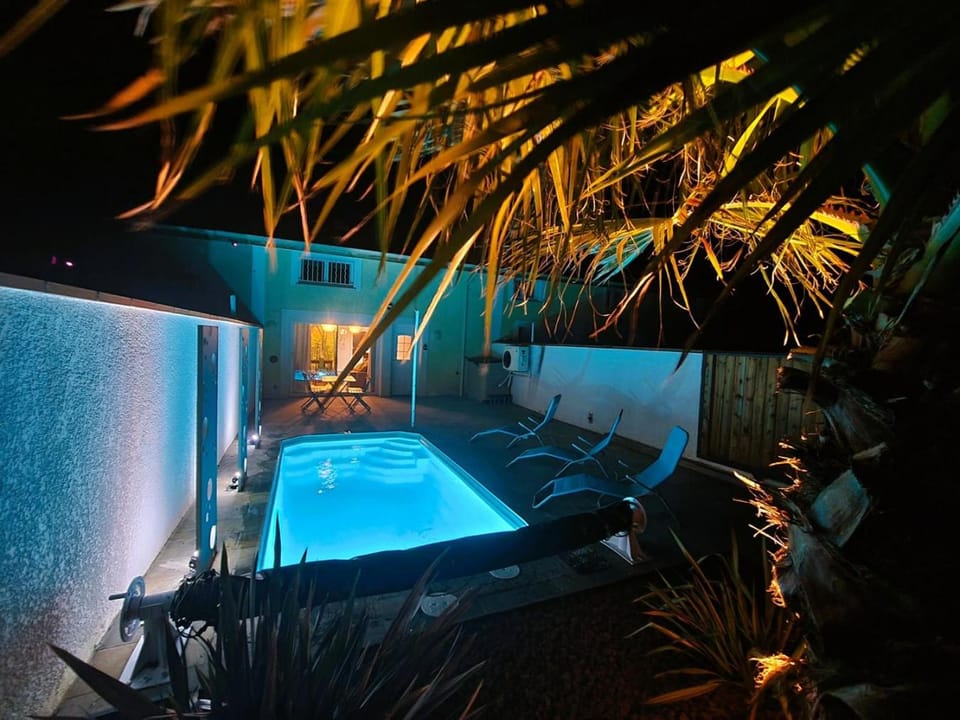 Night, Garden, Garden view, Pool view, Swimming pool, sunbed