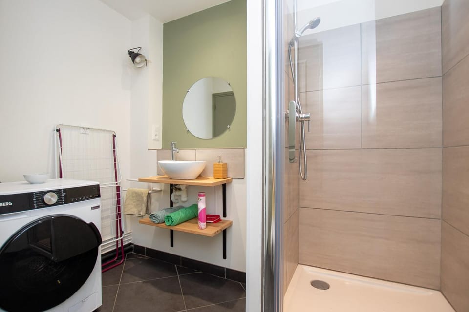 Shower, Bathroom, towels, washing machine