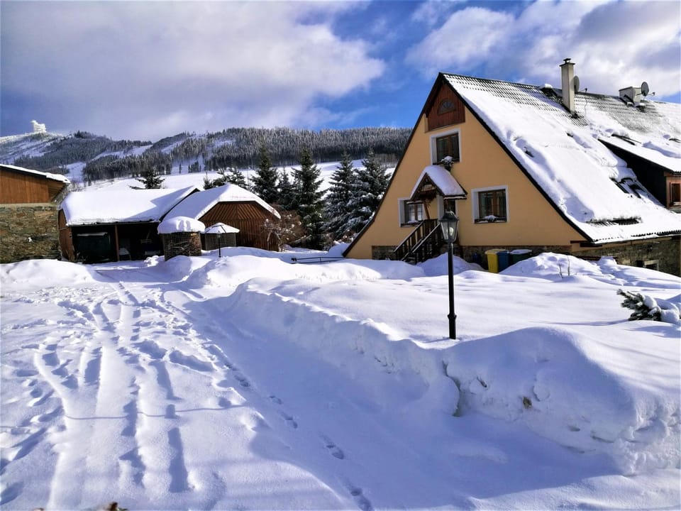 Property building, Facade/entrance, Winter, Area and facilities