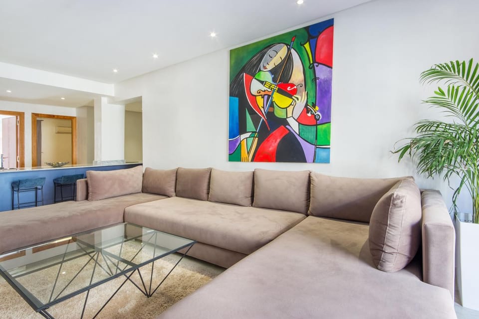 Bed, Living room, Decorative detail, Seating area
