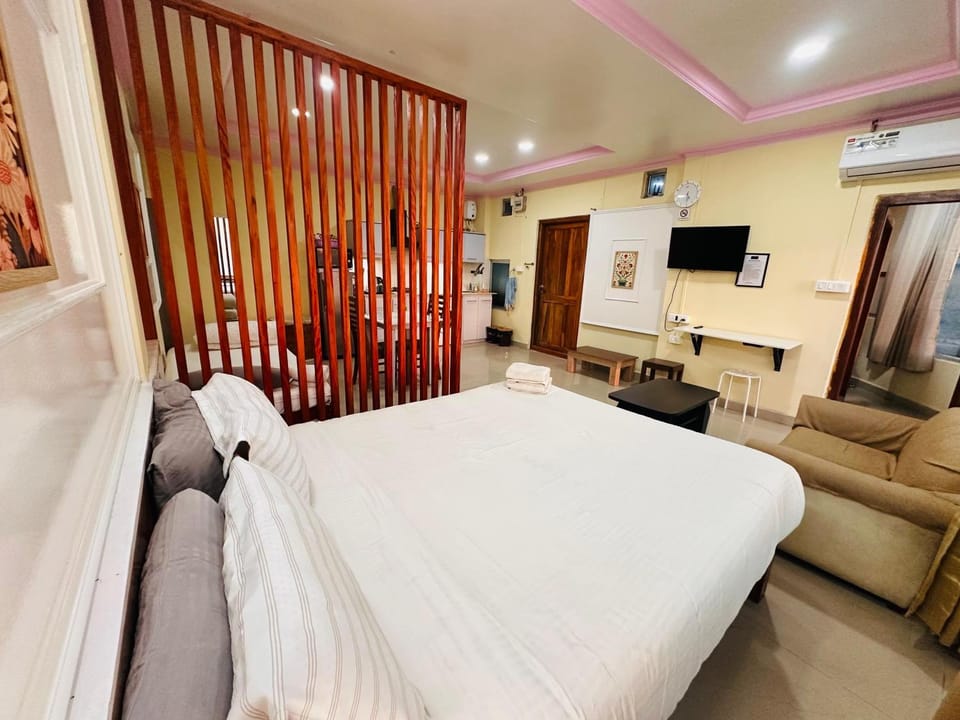 Bed, TV and multimedia, Living room, Photo of the whole room, Seating area, Bedroom