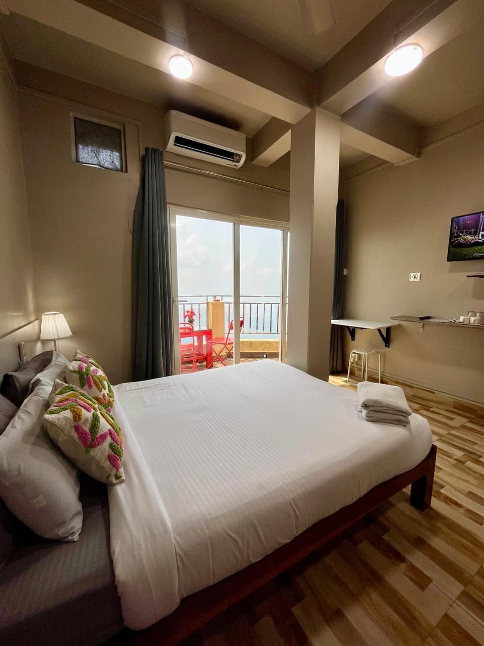 Bed, TV and multimedia, Bedroom