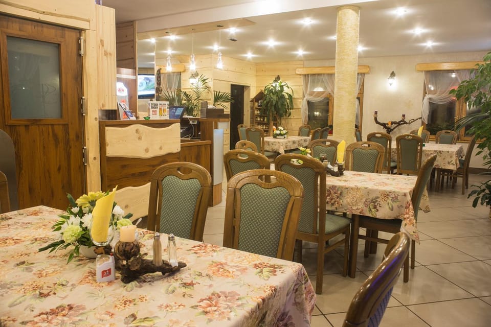Restaurant/places to eat, Living room, Banquet/Function facilities, Seating area