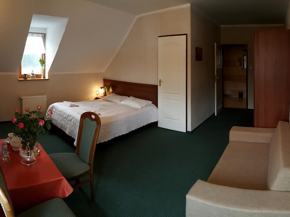 Bed, Living room, Photo of the whole room, Seating area, Bedroom, wardrobe