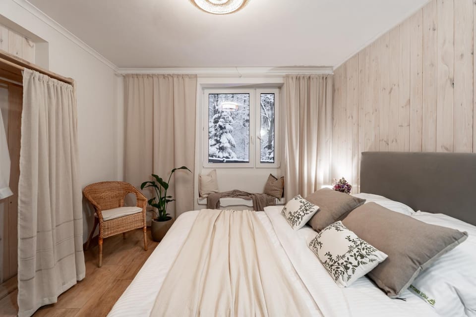 Bed, Seating area, Bedroom