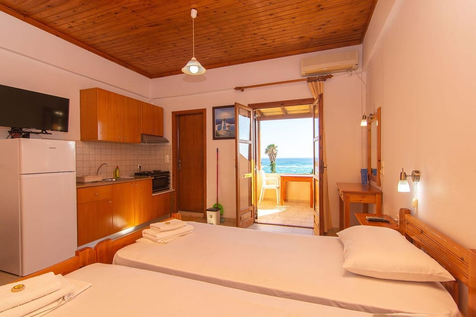 Bed, Natural landscape, TV and multimedia, Kitchen or kitchenette, Photo of the whole room, Sea view, oven, wardrobe