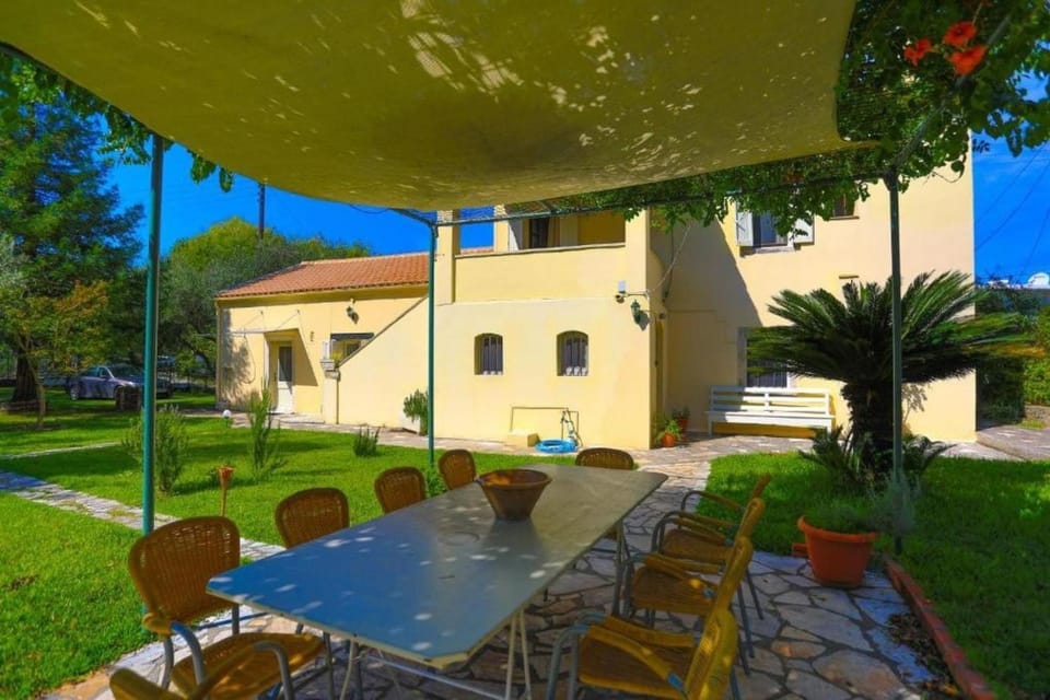 Property building, Patio, Day, Garden, Garden