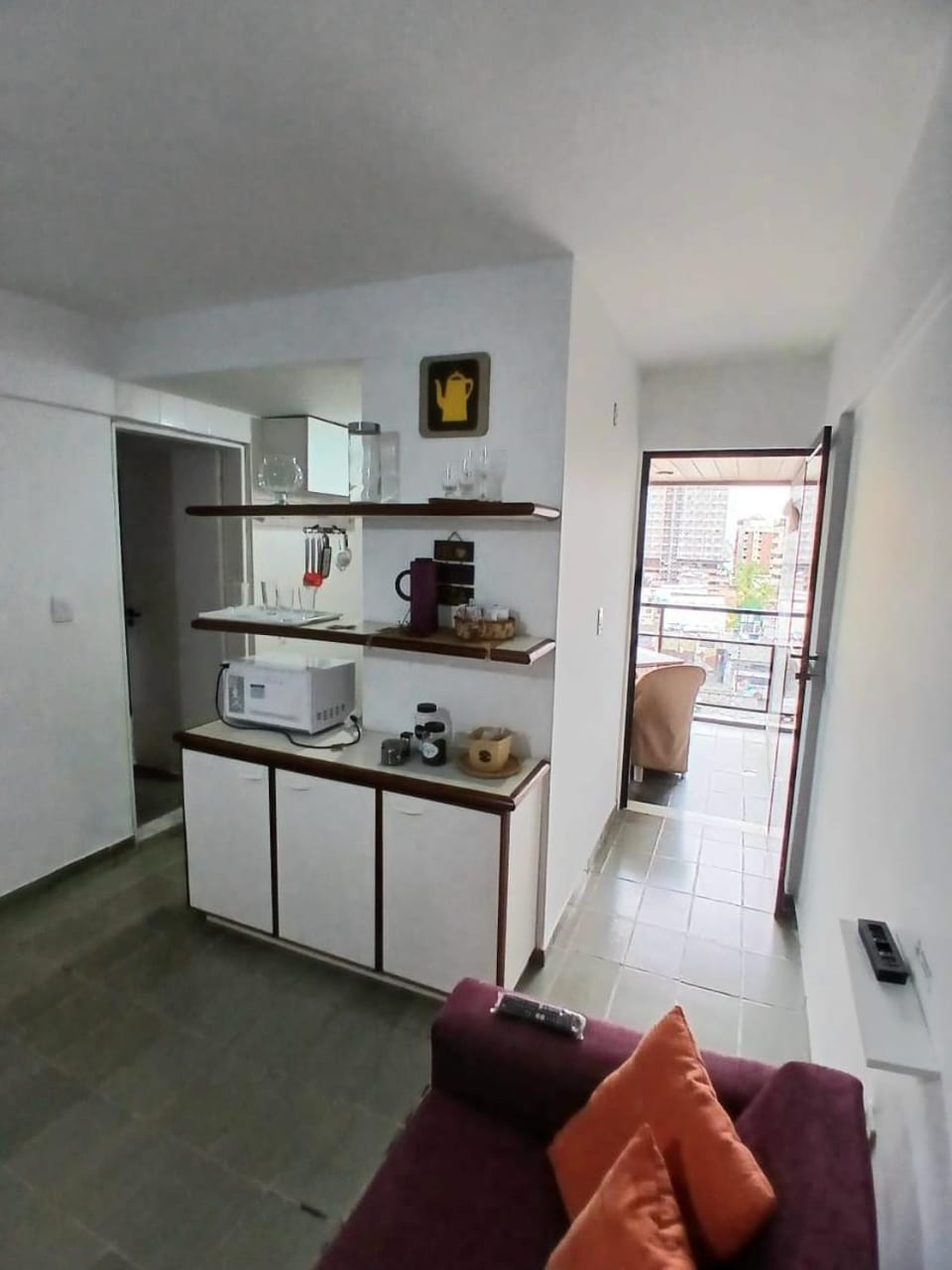 Coffee/tea facilities, Kitchen or kitchenette, Dining area, stove
