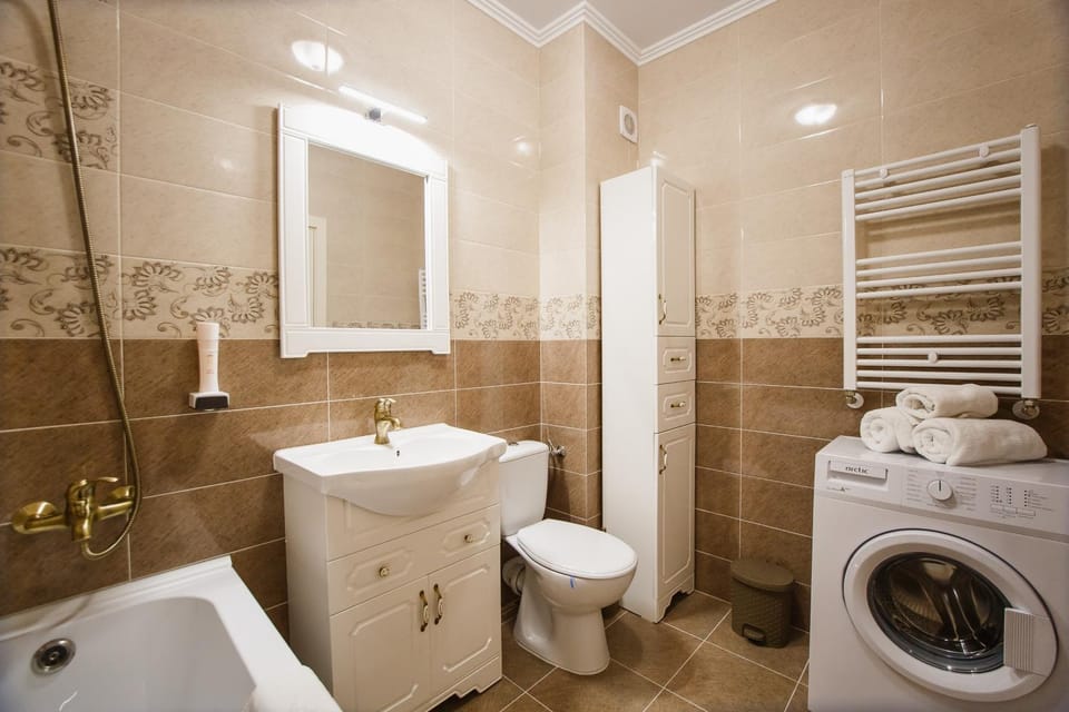 Shower, Toilet, Bathroom, Bath, towels, washing machine
