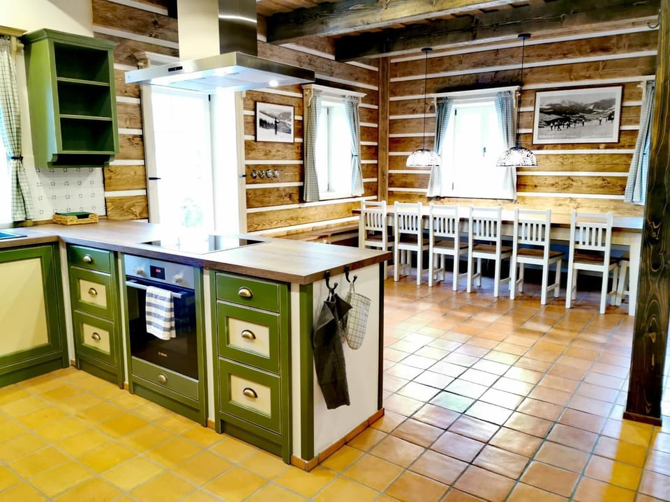 Kitchen or kitchenette, Communal kitchen