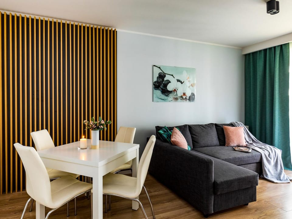 TV and multimedia, Living room, Decorative detail, Seating area, Dining area