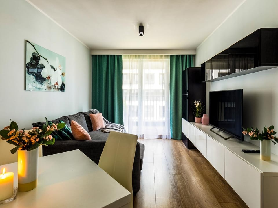 TV and multimedia, View (from property/room), Living room, Seating area, Dining area