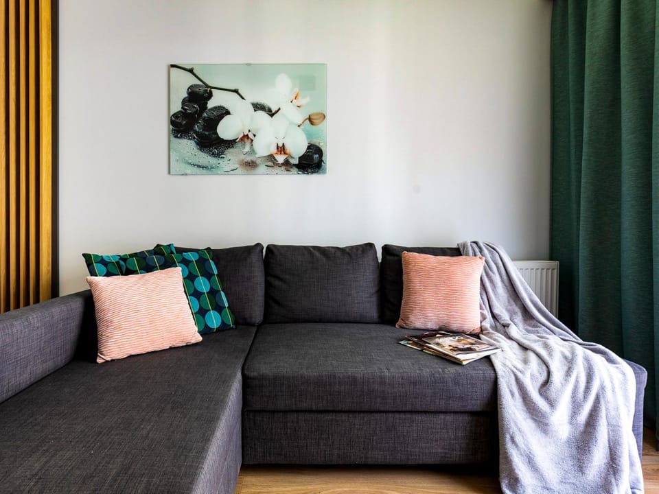 Day, Living room, Decorative detail, Seating area, Family