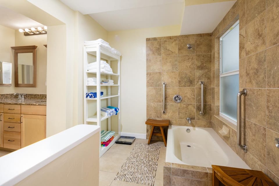 Home by Beach 4 - Gulf Breeze House in Naples Park