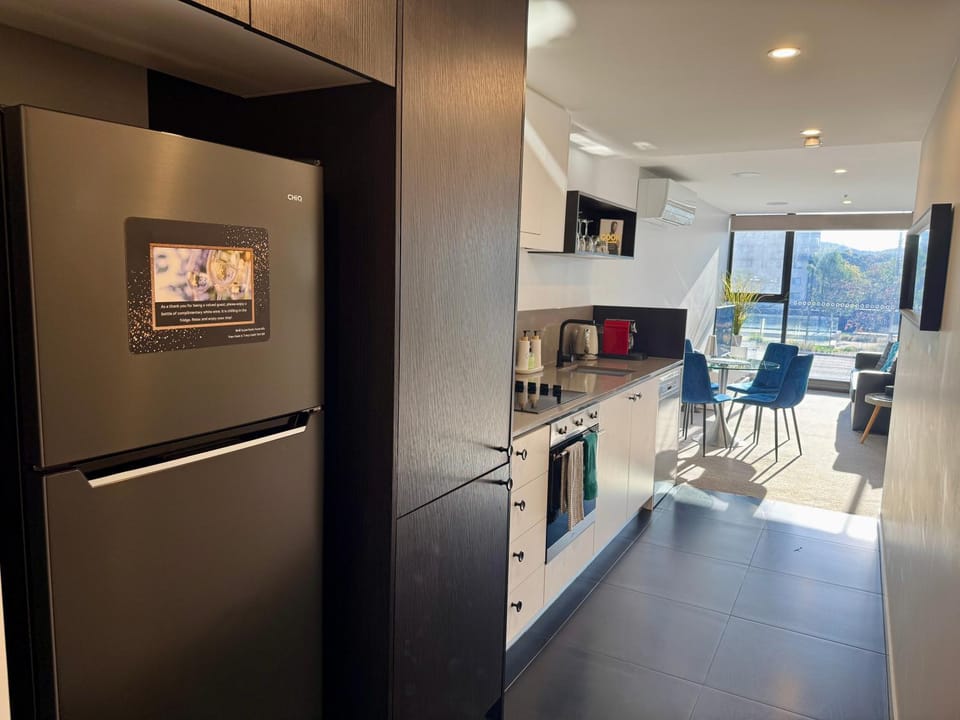 Midnight Luxe 1BR 1Bath Apartment 104 in the heart of Braddon Pool Sauna Secure Parking Wine WiFi Apartment in Canberra