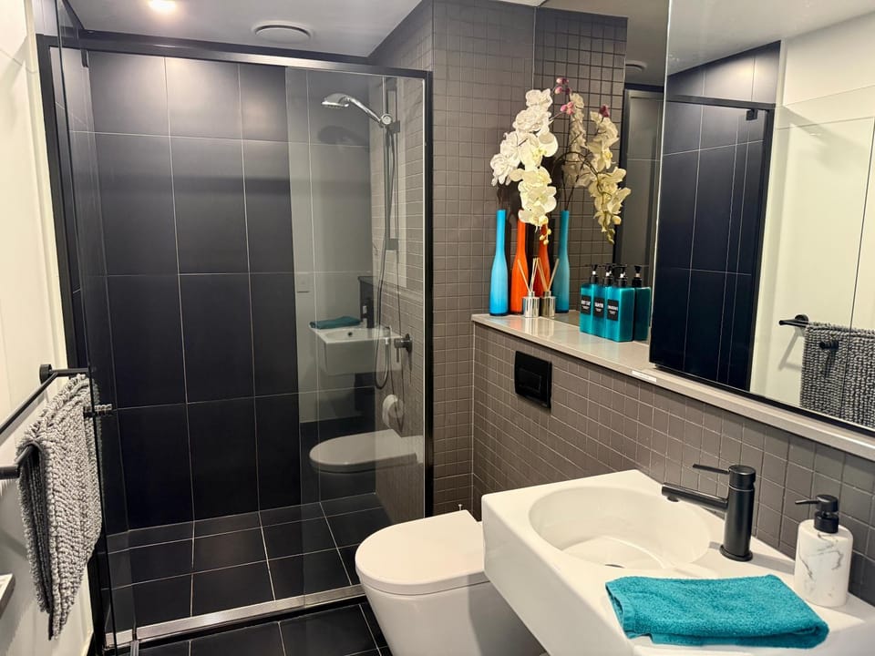 Midnight Luxe 1BR 1Bath Apartment 104 in the heart of Braddon Pool Sauna Secure Parking Wine WiFi Apartment in Canberra