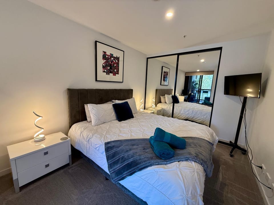 Midnight Luxe 1BR 1Bath Apartment 104 in the heart of Braddon Pool Sauna Secure Parking Wine WiFi Apartment in Canberra