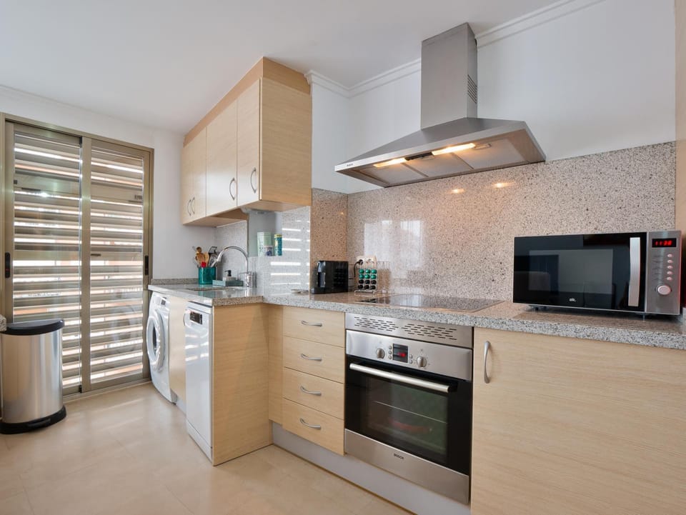Coffee/tea facilities, Kitchen or kitchenette, Street view, ATM, dishwasher, microwave, oven, stove, toaster, washing machine, air conditioner, air conditioner