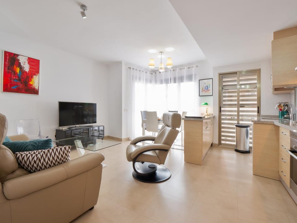 Communal lounge/ TV room, TV and multimedia, Seating area, City view, air conditioner, air conditioner