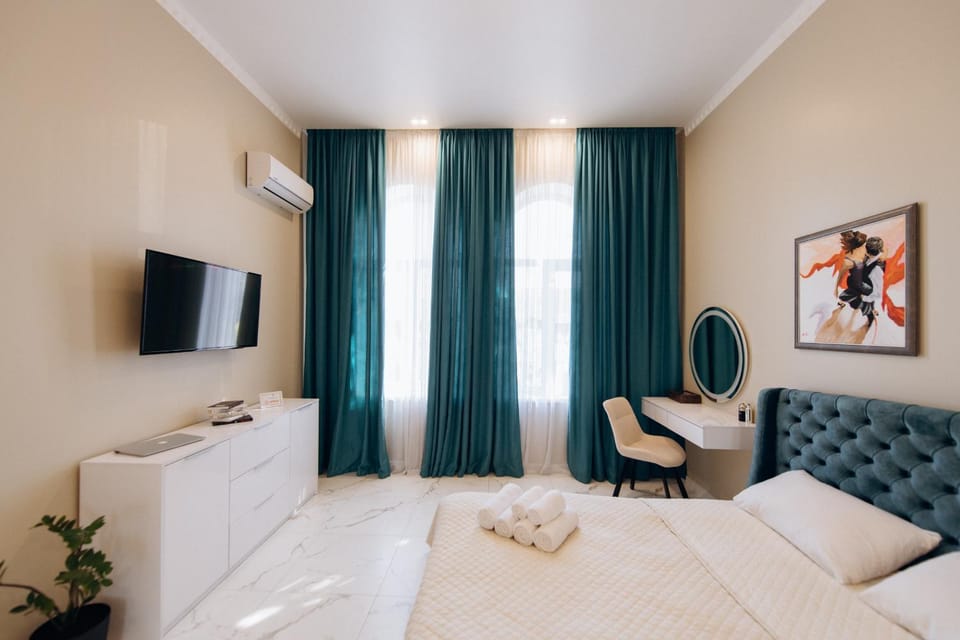 Bed, TV and multimedia, Seating area, Bedroom