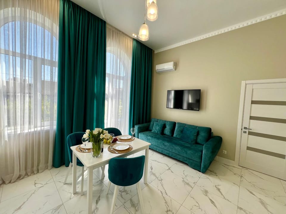TV and multimedia, Living room, Seating area, Dining area