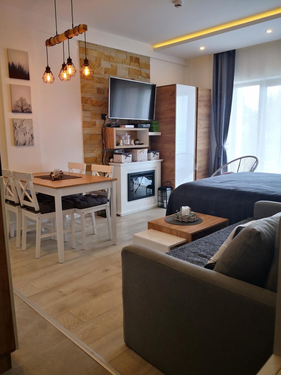 TV and multimedia, Kitchen or kitchenette, Living room, Seating area, Dining area