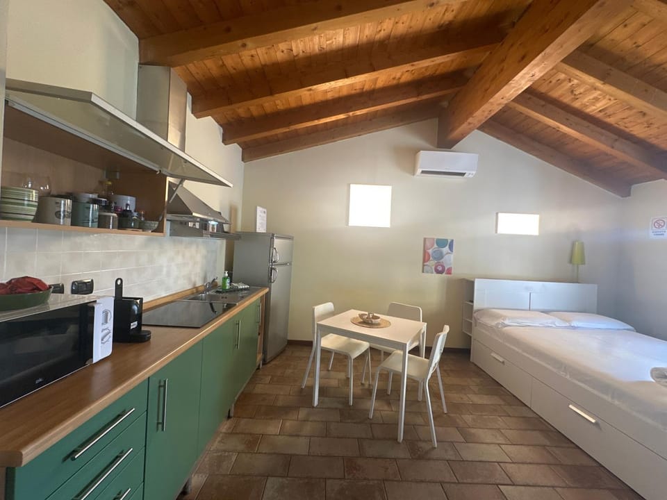 Bed, Kitchen or kitchenette, Photo of the whole room, Dining area, Bedroom