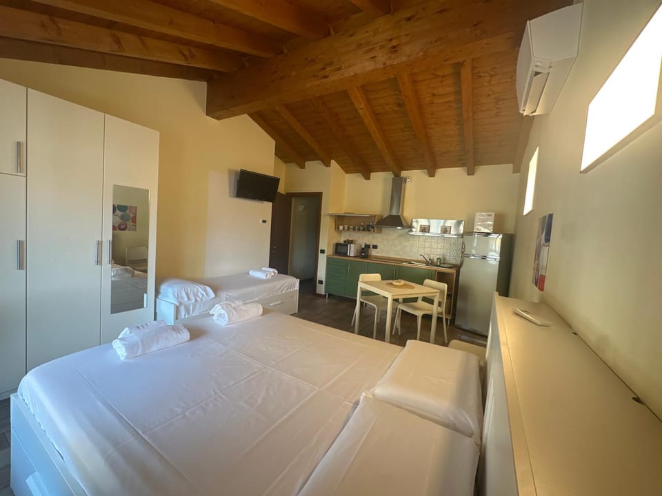 Bed, TV and multimedia, Photo of the whole room, Dining area, Bedroom