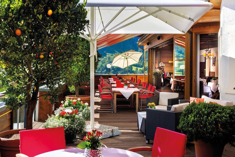 Restaurant/places to eat, Balcony/Terrace