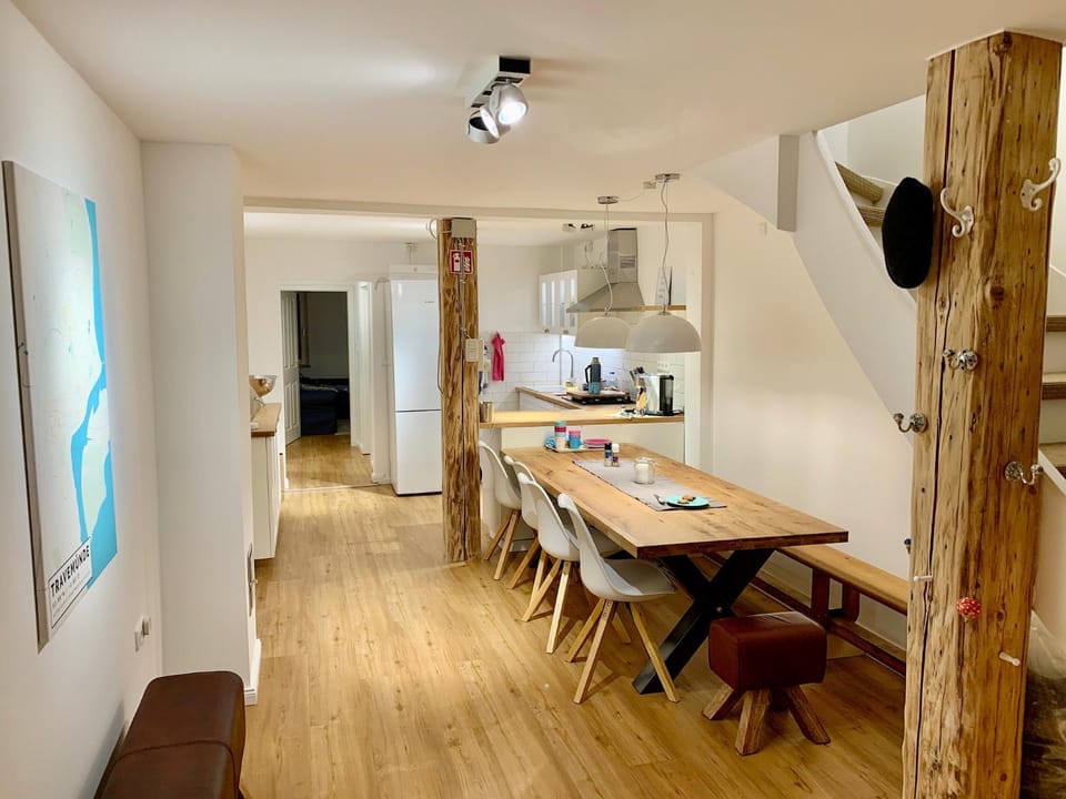 Seating area, Dining area, Communal kitchen