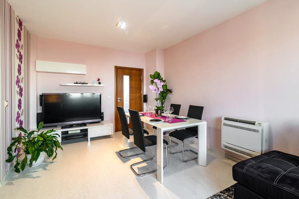 TV and multimedia, Living room, Dining area