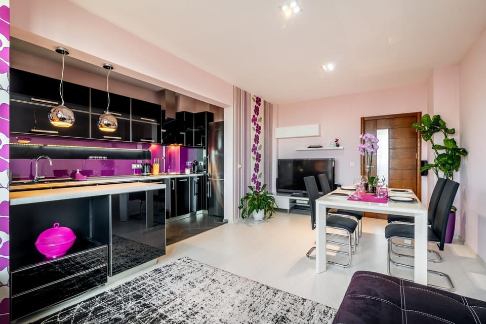 Coffee/tea facilities, Kitchen or kitchenette, Living room, Seating area, Dining area