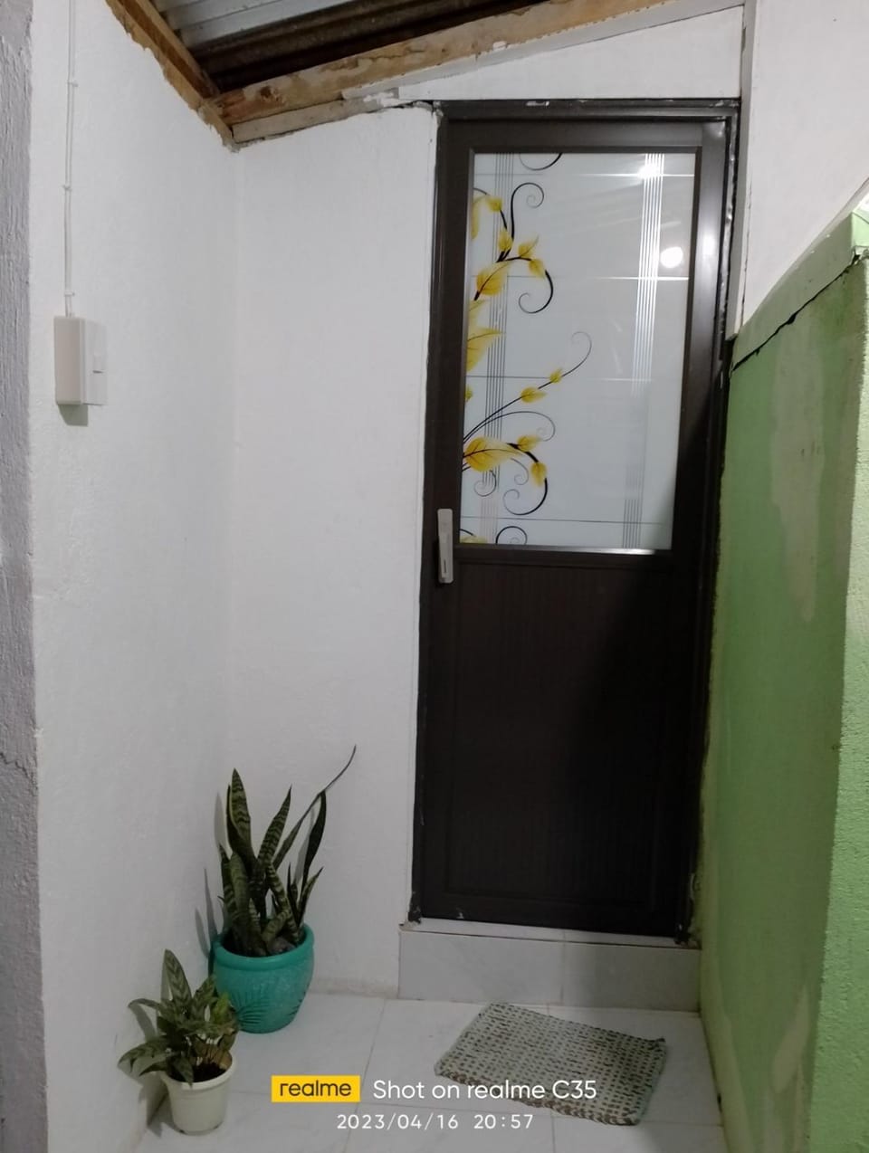 Toilet, Text overlay