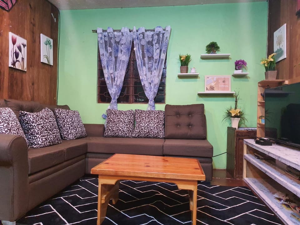 Adelle's Transient, spacious 3-bedroom homestay Apartment in Baguio