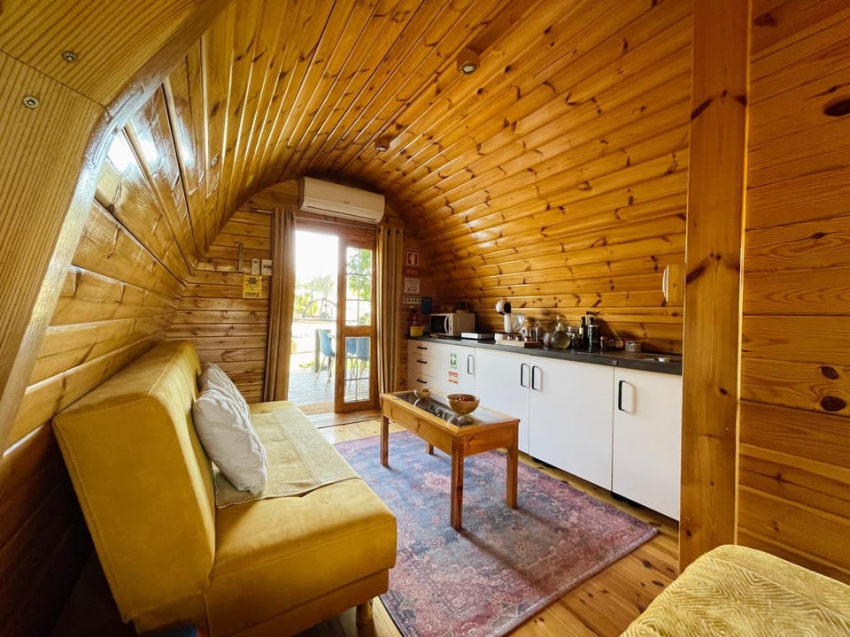 Coffee/tea facilities, Kitchen or kitchenette, Living room, Seating area, Dining area, minibar, stove